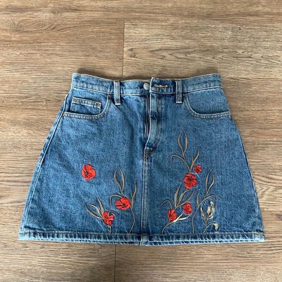 Aritzia Dresses & Skirts - Aritzia demon embroidered skirt